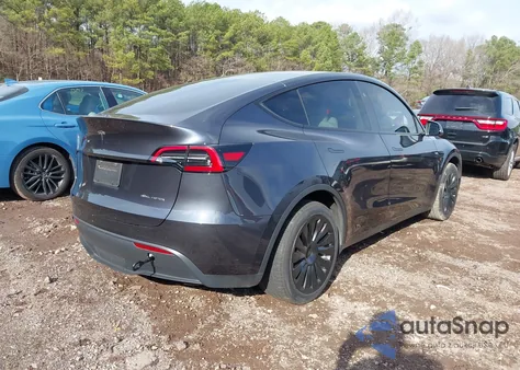2024 Tesla Model Y Long Range Dual Motor All-Wheel Drive z USA, uszkodzony, nr VIN 7SAYGDEE2RA232074